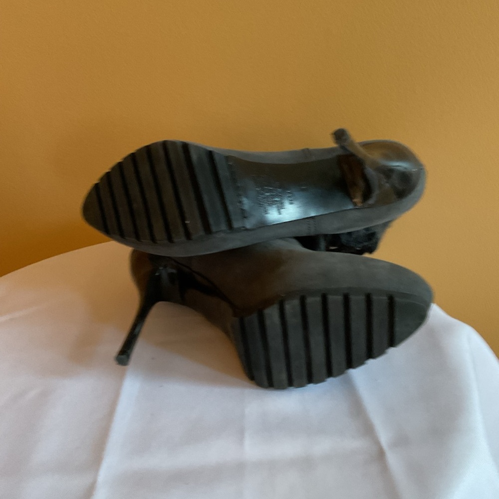 Elegant Grey Suede Stiletto Ankle Boots with Ruffle Detail Size 7.5 - Picture 8 of 9